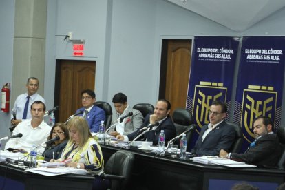 Francisco Egas (c) y Jaime Estrada (a su derecha), en una reunión que se dio en la sede de la FEF en Guayaquil en 2019.