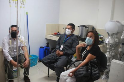 Miembros de funerarias y personal médico se  administran vitaminas para mejorar su sistema inmunológico.