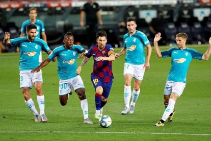 Pervis Estupiñán, de Esmeraldas para el mundo en una jugada con Lionel Messi.