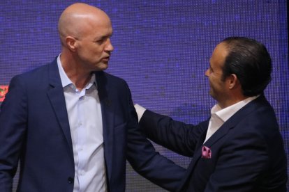 El seleccionador Jordi Cruyff (i), informó a Francisco Egas (d), presidente de la FEF, que se queda en España para analizar su futuro.