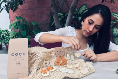 Dayanna Mendoza lleva una semana en este empredimiento. Su intención es que las mujeres utilicen un accesorio de belleza que las identifique con sus raíces ecuatorianas.