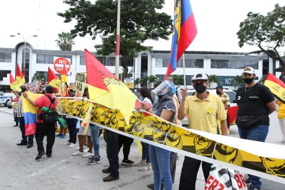 Fuera de la unidad judicial se convocaron simpatizantes del expresidente, para mostrar su respaldo al político.
