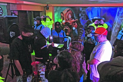Pese a las prohibiciones, en algunos lugares organizan grandes fiestas con disco móvil y bebidas. Incluso se presume que cobran por los ingresos.
