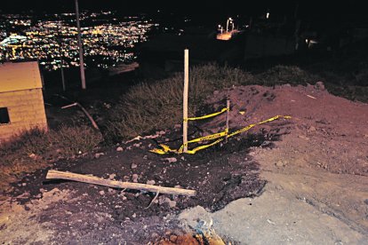 El pozo de la alcantarilla quedó cubierto con  unas maderas que alertaban el peligro.