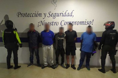 Los cinco sospechosos fueron puesto a órdenes de las autoridades.