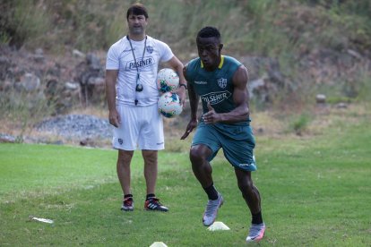 José Angulo fue presentado como refuerzo de Barcelona hasta el final de la temporada 2020.