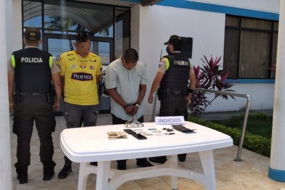 A los capturados se les encontró en su poder un arma de fuego, dos celulares, cédulas de identidad de posibles víctimas de otros atracos y 45 dólares.