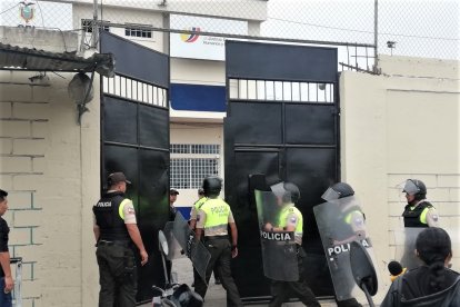 La policía envió su contingente a la cárcel para evitar más riñas.