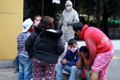 La madre del menor asesinado no paraba de llorar afuera de la Unidad de Flagrancia, en el norte de Quito.