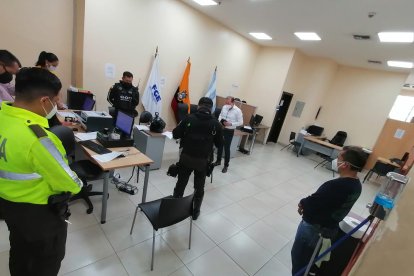 Los funcionarios públicos hacen una oración para que su jornada laboral sea excelente.