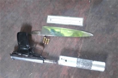 Las armas que decomisó la policía tras la muerte de Richard Arroyo.