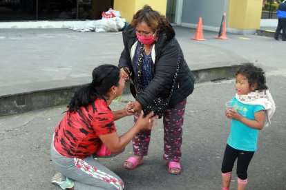 La madre del menor de edad asesinado no soportó el dolor cuando le dijeron que su hijo falleció y se desplomó.