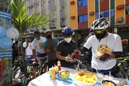 Los ciclistas saborearon una variedad de platos que prepararon los establecimientos participantes en esta edición.