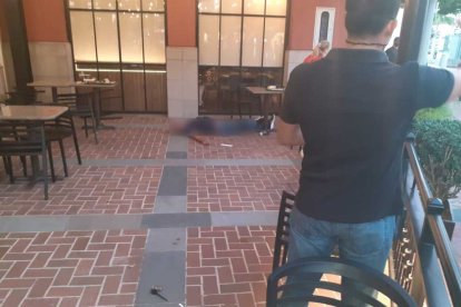 Un ciudadano extranjero fue baleado en un centro comercial de Samborondón.