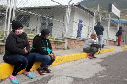 Isabel Gracia esperó en las afueras del hospital Enrique Garcés por más de seis horas. Su estado de salud era crítico. 

.20 de julio   2020

 

Agencia (ag-expreso ag-extra ag-quito)