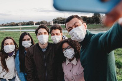 El coronavirus, ahora, también es tema de conversa entre las personas.