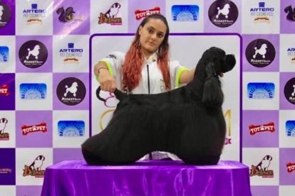 La estilista quiteña junto a su perro cocker, Nelson Mandela. Por su estilo se llevó el galardón.