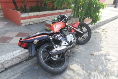 En esta motocicleta se movilizaban los dos sujetos que balearon a Vicente Sánchez.