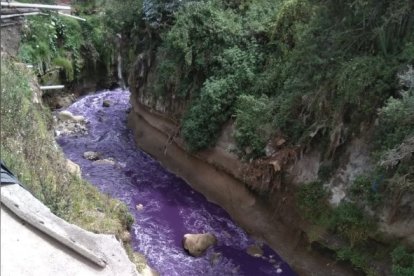 El caudal del río se tiñó de morado el lunes. Las autoridades investigan el origen de esta contaminación.