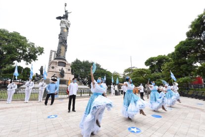 En esta ocasión, el pregón por el inicio de las festividades de Fundación se concentró en la plaza Centenario. Pocos fueron los protagonistas de la jornada cívica.