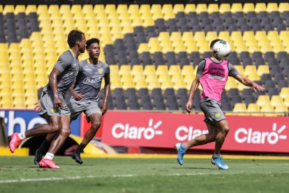 Barcelona ya entrenó en la cancha del Monumental, cuatro meses después.