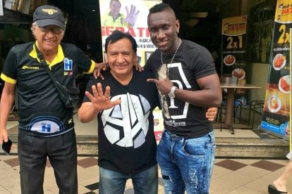 Erick 'Culebra Castillo junto a sus amigos Ángel Encalada y Joffre Tomalá, la última vez que visitó Ecuador.