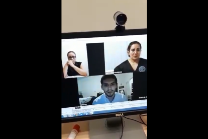 Las asistentes de la reunión virtual quedaron sorprendidas por la indumentaria del hombre.