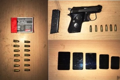 La pistola incautada a los dos detenidos se encontraba encima de una refrigeradora.