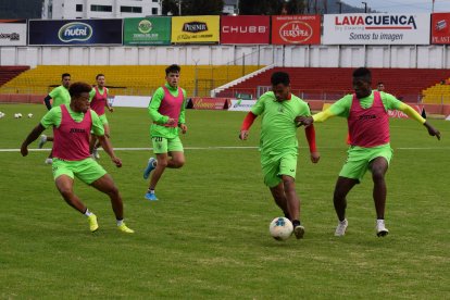 Los jugadores del Deportivo Cuenca ya están en pleno entrenamiento para el retorno
