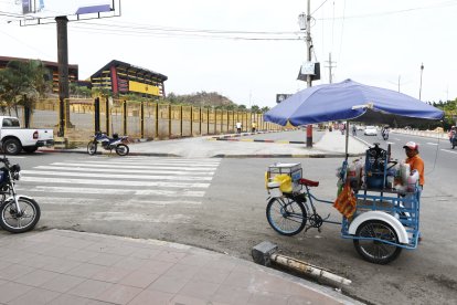 Un solo vendedor de pasteles y raspados en la entrada al estadio del Barcelona.
