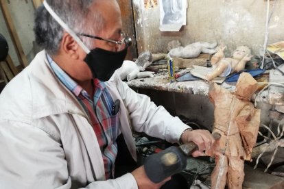 El talento y las herramientas indispensables se unen a la hora de arreglar o elaborar las figuras religiosas.