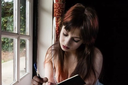 Escribir es una de las diversas recomendaciones que dan los psicólogos para liberarse de las cargas emocionales.