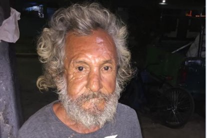 El indigente fue hallado junto a la puerta de una casa con el plato de balanceado canino.