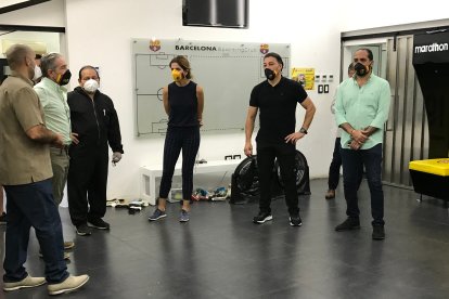 El ministro de Salud, Juan Carlos Zevallos, y la Secretaria del Deporte, Andrea Sotomayor recibido por los directivos del Barcelona, Carlos Alfaro Moreno, Xavier Salem y el gerente general Jorge Eguez