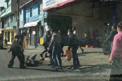 Las personas rodearon a los sospechosos del robo. Luego lo golpearon y quedaron inconscientes.