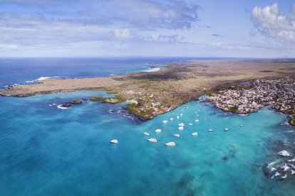 La Defensoría exhorta a las autoridades a prevenir daños causados a las flora y fauna de las islas Galápagos.