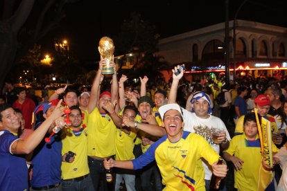 Hinchas de la Tri, festejando en los exteriores de El Manantial.