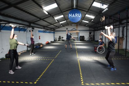 Como parte del protocolos, los boxes se encuentran marcados con los espacios para los deportistas y el instructor.