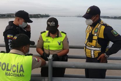 Las fuerzas del orden acudieron al sitio para ayudar en el rescate del suicidad.