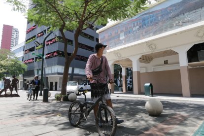 Johnny Torbay y Gabriela Ortiz pedalearon hasta las calles Panamá e Imbabura para observar las nuevas obras de arte y culturales de la zona. 

PERIODISTA : JOSE PIZZA 

FECHA : /07/2020 

Agencia (ag-extra)