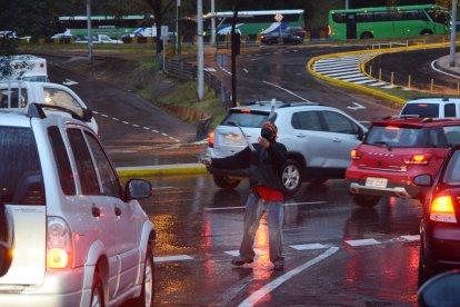 Las calles son su escenario, un semáforo en rojo y el trafico son los mejores aliados para poder demostrar su destreza.