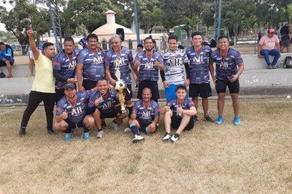 Plaquinol fue el equipo que se llevó el trofeo de campeón.