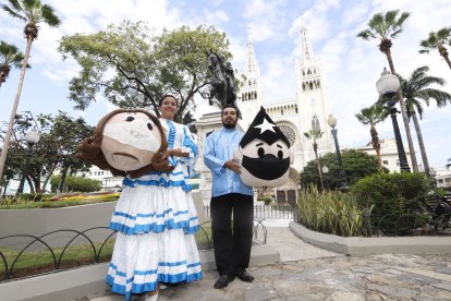 Madelayne Núñez y Elvis Barzola se conocieron hace una década en la agrupación folclórica de la que son parte. Cada cabeza de los personajes pesa cuatro libras.