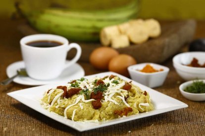 La preparación del tigrillo es parte del patrimonio alimentario de Zaruma. Tiene como base al verde, queso, huevo y cebolla.