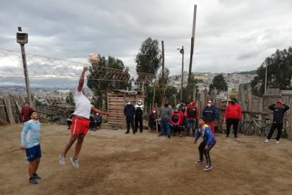 En Pisulí, al menos 50 personas se congregan los fines de semana para jugar vóley, sin mascarillas ni distanciamiento físico.