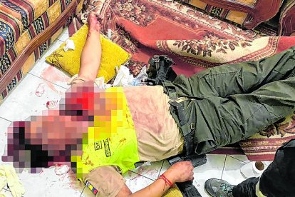 Quedó tendido en el piso de la sala