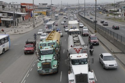  Tráfico. Los vehículos pesados son parte de la saturación vehicular en el sector.  