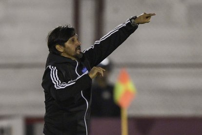  El técnico Bolívar Vera gesticula dando instrucciones a sus muchachos, que el martes ganaron en Argentina, por la Copa Libertadores. 