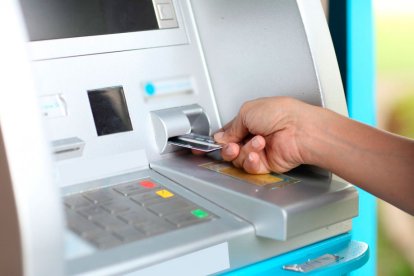  En Twitter se viralizó la historia de un joven guayaquileño que buscaba al dueño del dinero que encontró en un cajero automático.  