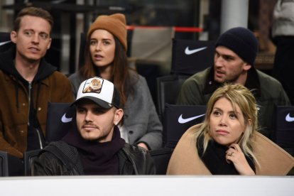  Icardi y Nara ven desde la tribuna el partido Inter vs. Sampdoria, disputado este 17 de febrero. 